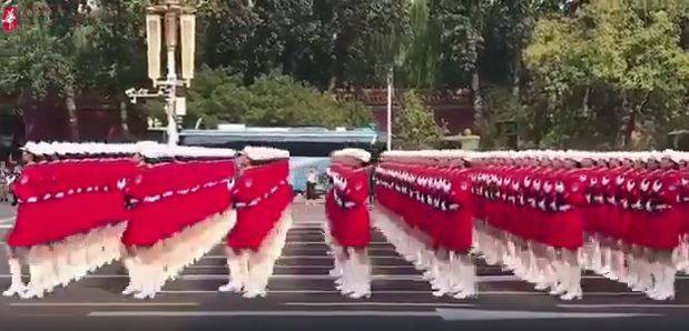 Çin kadın askerleriyle gövde gösterisi yaptı - Resim: 14